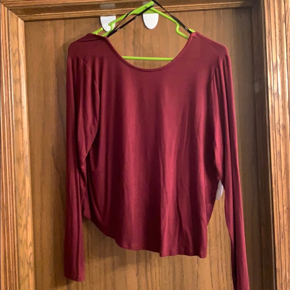 NWT. Burgundy open back shirt from lulus. Size M